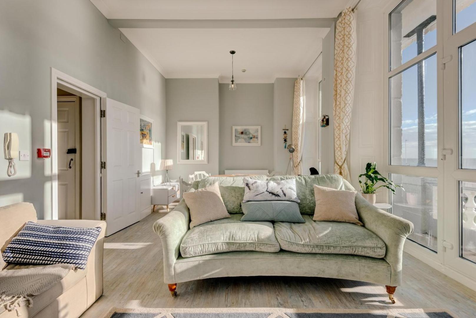 Apartment Comber - *